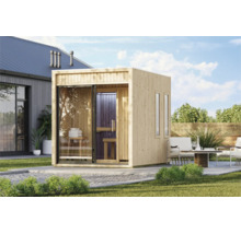 Moderne Gartensauna aus Holz mit bodentiefen Glasfronten und seitlichen Fenstern auf einer Terrasse im Freien.