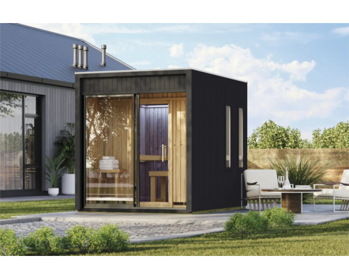 Moderne Außensauna aus Holz mit großen Glasfronten und dunklem Außenrahmen im Garten neben einer Terrasse mit Sitzgelegenheiten.