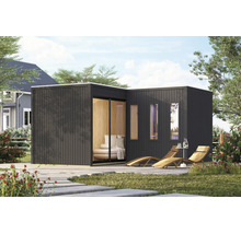 Moderne Gartenlounge im L-Format mit dunkler Holzfassade, Glasfront und Holzliegen auf der Terrasse.