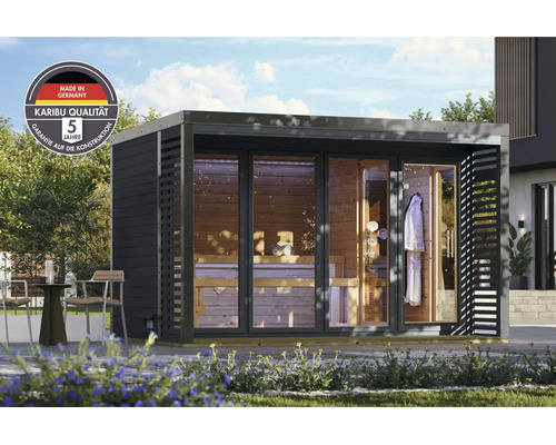 Moderne Karibu Gartensauna mit Glasfront und Holzkonstruktion im Garten mit fünf Jahren Garantie auf die Konstruktion sowie Made in Germany Siegel.