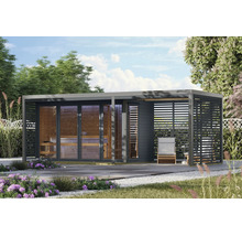 Moderne Gartensauna aus Holz mit Glasfront und überdachter Terrasse in einem Garten mit Pflanzen.