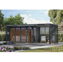 Moderne Gartensauna aus Holz mit Glasfront und seitlichem überdachtem Lounge Bereich im grünen Garten.