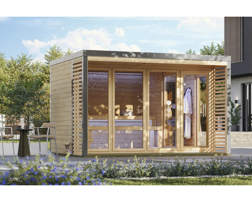 Moderne Gartensauna aus Holz mit bodentiefen Glaselementen und Flachdach in einem Garten.