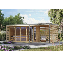 Moderne Gartensauna aus Holz mit integriertem überdachtem Terrassenbereich, großen Glasfronten und Lattenzaun-Optik im Garten.