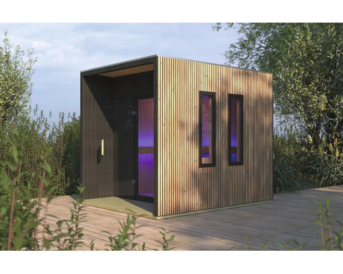 Moderne Garten-Sauna mit vertikaler Holzlattung, einer verglasten Tür und zwei schmalen Fenstern auf einer Holzterrasse im Garten.