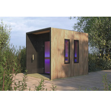 Moderne Gartensauna aus Holz mit vertikaler Lattung und zwei schmalen Fenstern auf einer Holzterrasse im Außenbereich.