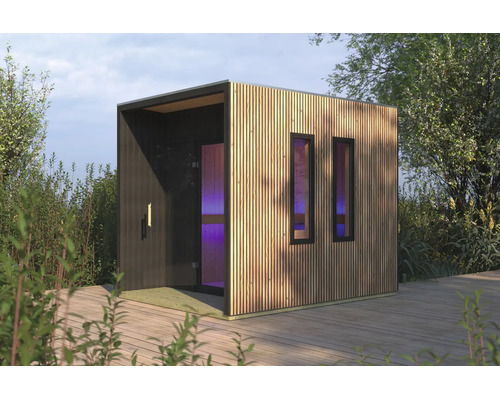 Moderne Gartensauna aus Holz mit vertikaler Lattung und zwei schmalen Fenstern auf einer Holzterrasse im Außenbereich.