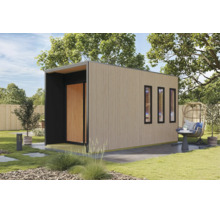Modernes Gartenhaus mit vertikaler Holzverkleidung und drei schmalen Fenstern in einem gepflegten Garten mit Lounge Sessel.