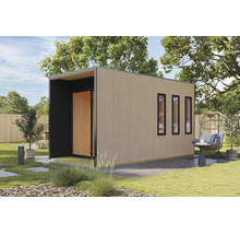 Modernes Gartenhaus mit Holzlamellen Fassade und drei schmalen Fenstern im gepflegten Garten mit Hängesessel auf einer Terrasse.