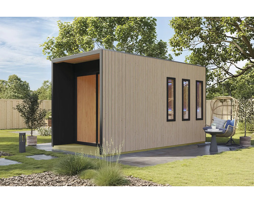Modernes Gartenhaus mit Holzlamellen Fassade und drei schmalen Fenstern im gepflegten Garten mit Hängesessel auf einer Terrasse.