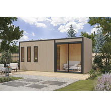 Modernes Gartenhaus aus Holz mit Lamellenfassade und großen Schiebetüren auf einer Holzterrasse im Garten.