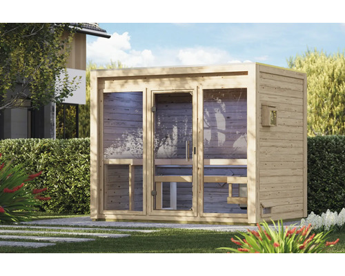 Moderne Gartensauna aus Holz mit großen Glasfronten und Flachdach in einem Garten aufgestellt