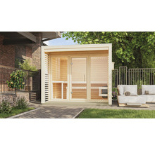 Moderne Gartensauna aus Holz mit Glasfront und verglaster Tür, aufgestellt auf einer Terrasse neben Lounge-Möbeln in einem Garten.