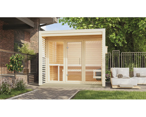 Moderne Gartensauna aus Holz mit Glasfront und verglaster Tür, aufgestellt auf einer Terrasse neben Lounge-Möbeln in einem Garten.