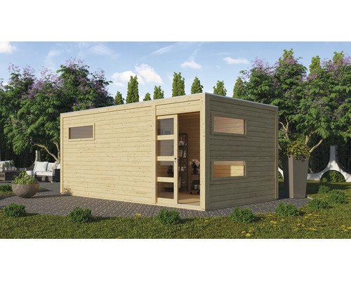 Gartensauna aus Holz mit Flachdach und Glasfront in einem Garten mit Terrasse.