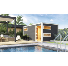 Moderne Gartensauna aus Holz mit Flachdach, großen Fenstern und Glastür, aufgestellt neben einem Swimmingpool im Garten.