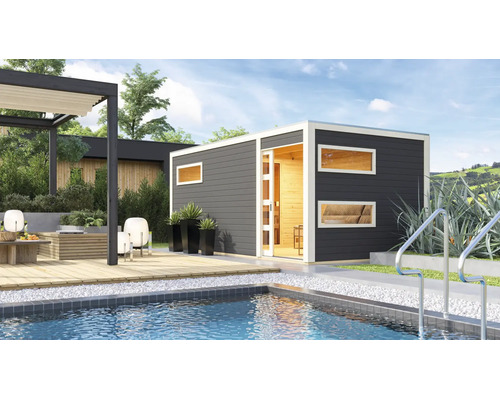 Moderne Gartensauna aus Holz mit Flachdach, großen Fenstern und Glastür, aufgestellt neben einem Swimmingpool im Garten.