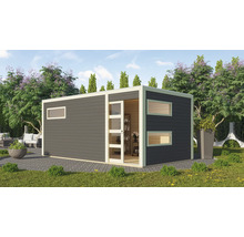 Modernes Gartenhaus mit Flachdach und Schiebetür, konstruiert aus Holz, aufgestellt in einem weitläufigen Garten mit Terrasse.