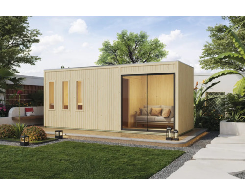 Modernes Gartenhaus aus Holz mit Flachdach, Schiebetür und drei schmalen Fenstern auf einer Holzterrasse in einem Garten.