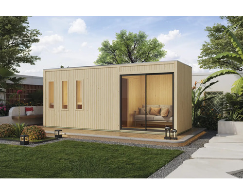 Modernes Gartenhaus aus Holz mit drei schmalen Fenstern und einer großen Schiebetür, aufgestellt in einem gepflegten Garten.