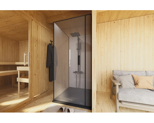 Moderne Dusche mit Glasduschwand und Regendusche in einem Wellnessbereich mit Holzsauna und Sitzgelegenheit.