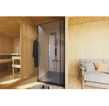 Moderne Dusche mit Glasduschwand und Regendusche in einem Wellnessbereich mit Holzsauna und Sitzgelegenheit.