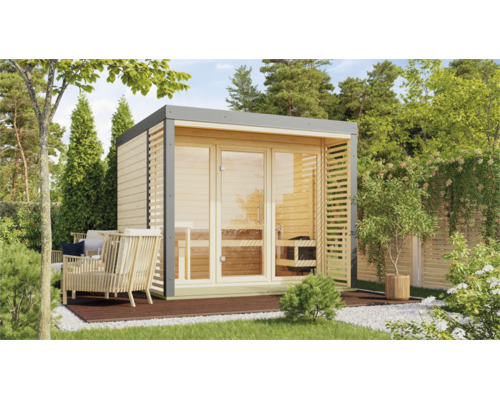Gartensauna aus Holz mit Flachdach und Glasfront in einem Garten auf einer Holzterrasse mit Sitzgelegenheiten im Außenbereich.