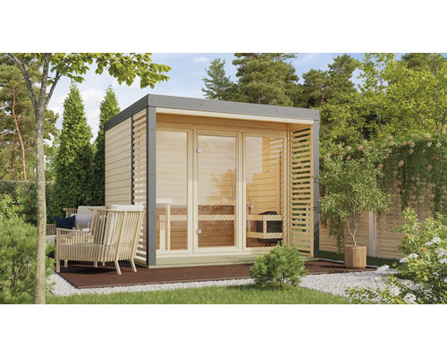 Moderne Gartensauna aus Holz mit Glasfront und Flachdach in einem gepflegten Garten mit Sitzgelegenheit auf einer Holzterrasse.