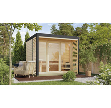 Moderne Gartensauna aus Holz mit bodentiefen Glaselementen und Flachdach in einem gepflegten Gartenbereich mit Terrasse.