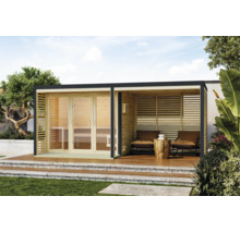 Moderne Gartensauna aus Holz mit verglaster Front und angeschlossenem überdachtem Lounge Bereich auf einer Terrasse im Garten.