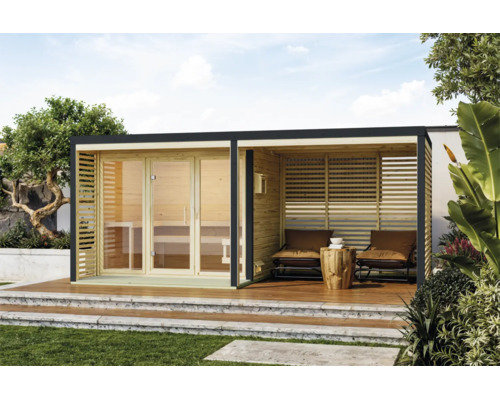 Moderne Gartensauna aus Holz mit verglaster Front und angeschlossenem überdachtem Lounge Bereich auf einer Terrasse im Garten.