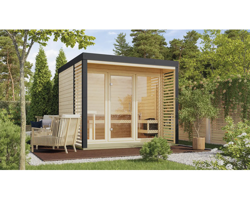 Moderne Gartensauna aus Holz mit bodentiefen Glaselementen und Flachdach in einem gepflegten Gartenbereich mit Terrasse.