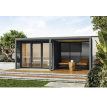 Moderne Gartensauna aus Holz mit Glasfront und überdachter Lounge im Garten auf einer Terrasse mit Stufen angeordnet.