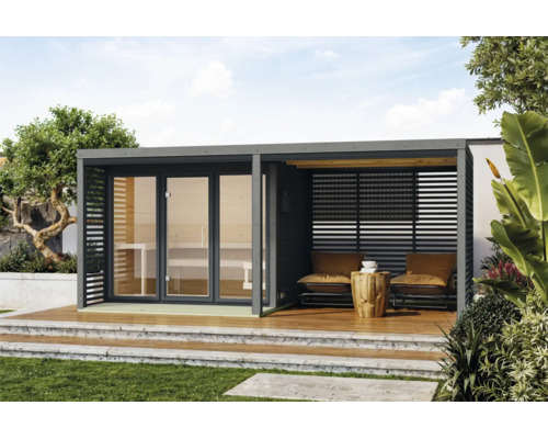 Moderne Gartensauna aus Holz mit Glasfront und überdachter Lounge im Garten auf einer Terrasse mit Stufen angeordnet.