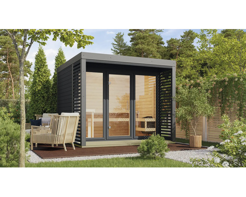 Moderne Gartensauna aus Holz mit Flachdach, Glasfront und Lamellen-Seitenelementen in einem Garten auf einer Holzterrasse.