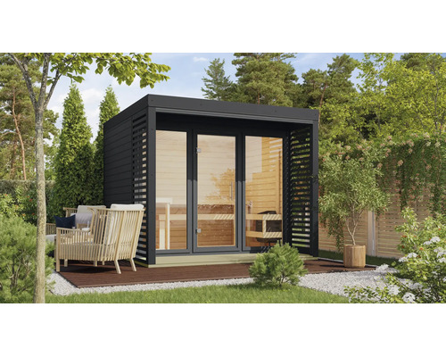 Moderne Garten-Sauna mit Flachdach und Glasfront, aufgestellt auf einer Holzterrasse in einem Garten mit Lounge-Möbeln.