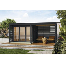 Moderne Garten Sauna mit integriertem Ruhebereich und Holzterrasse im Außenbereich vor einer Gartenlandschaft.