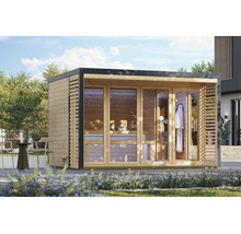 Moderne Gartensauna aus Holz mit bodentiefen Glaselementen und Flachdach, aufgestellt auf einer Terrasse in einem Garten.