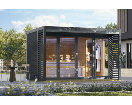 Moderne Gartensauna aus Holz mit großen Glasfronten und Lamellenfassade in einem Garten platziert.