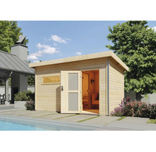 Gartensauna aus Holz mit Pultdach und einer Tür mit Glaseinsätzen, aufgestellt in einem Garten neben einem Pool.