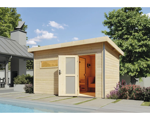 Moderne Garten-Sauna aus Holz mit Flachdach und seitlichem Fenster, aufgestellt in einem Garten neben einem Pool.