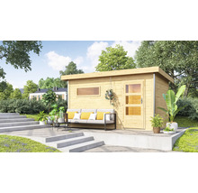 Modernes Gartenhaus aus Holz mit Flachdach und Glastür auf einer Terrasse mit Sitzbereich im Garten.