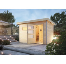 Gartensauna aus Holz mit Pultdach und verglaster Tür, auf einer Terrasse stehend.