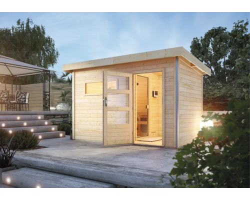 Gartensauna aus Holz mit Pultdach und verglaster Tür, auf einer Terrasse stehend.