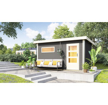 Modernes Gartenhaus mit Pultdach und verglaster Tür auf einer gepflasterten Terrasse mit Lounge Sofa und Pflanzen im Garten.