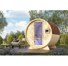Fasssauna aus Holz mit Glastür auf einer Holzterrasse im Garten, ergänzt durch eine Sonnenliege und einen kleinen Beistelltisch.