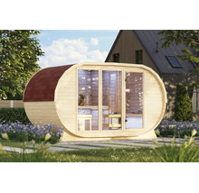 Ovale Fasssauna aus Holz mit Glasfront und Schindeldach im Garten vor einem Wohnhaus.