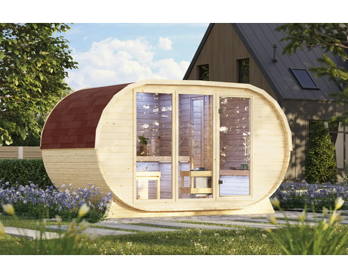 Ovale Fasssauna aus Holz mit Glasfront und Schindeldach im Garten vor einem Wohnhaus.