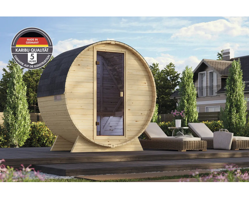 Karibu Fasssauna aus Holz mit Glastür auf einer Terrasse im Garten, inklusive Herstellergarantie und Made in Germany Qualitätssiegel.