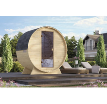 Fasssauna aus Holz mit Glastür auf einer Terrasse vor einem Wohnhaus im Garten.